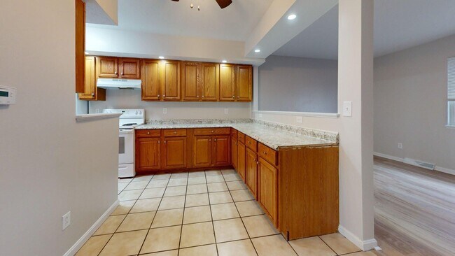 Building Photo - Elyria - updated 3 bed/1 bath townhouses for rent!