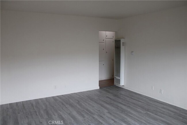 Building Photo - 1810 W Houston Ave