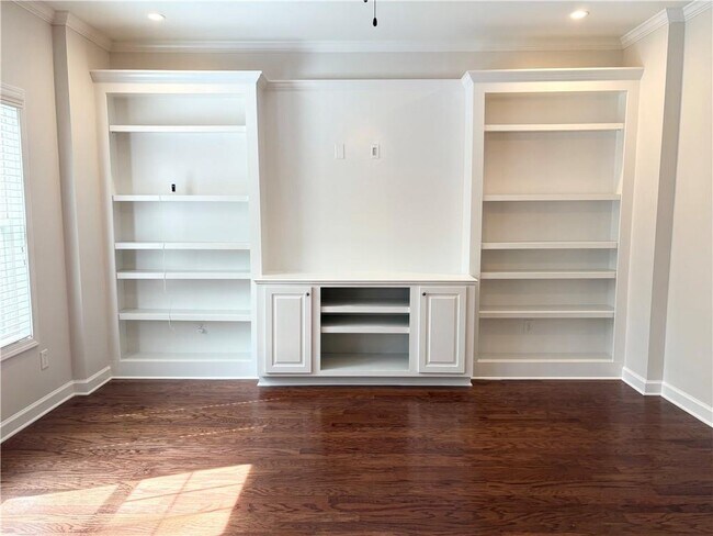 Building Photo - 204 Providence Ln