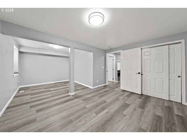 Building Photo - 3 levels, 7 bedrooms , lower level apartme...