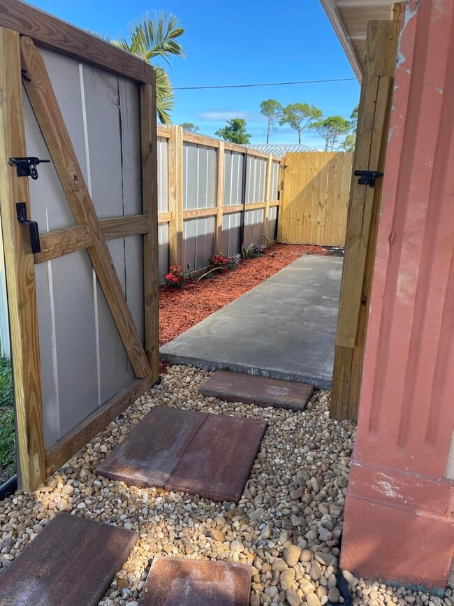 Building Photo - 5753 SE Mercedes Ave