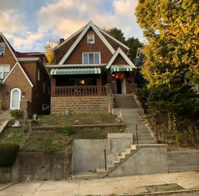 Building Photo - 121 E Meyers St