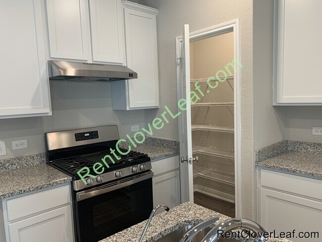 Building Photo - Available Now: 5 bed 3 Full bath