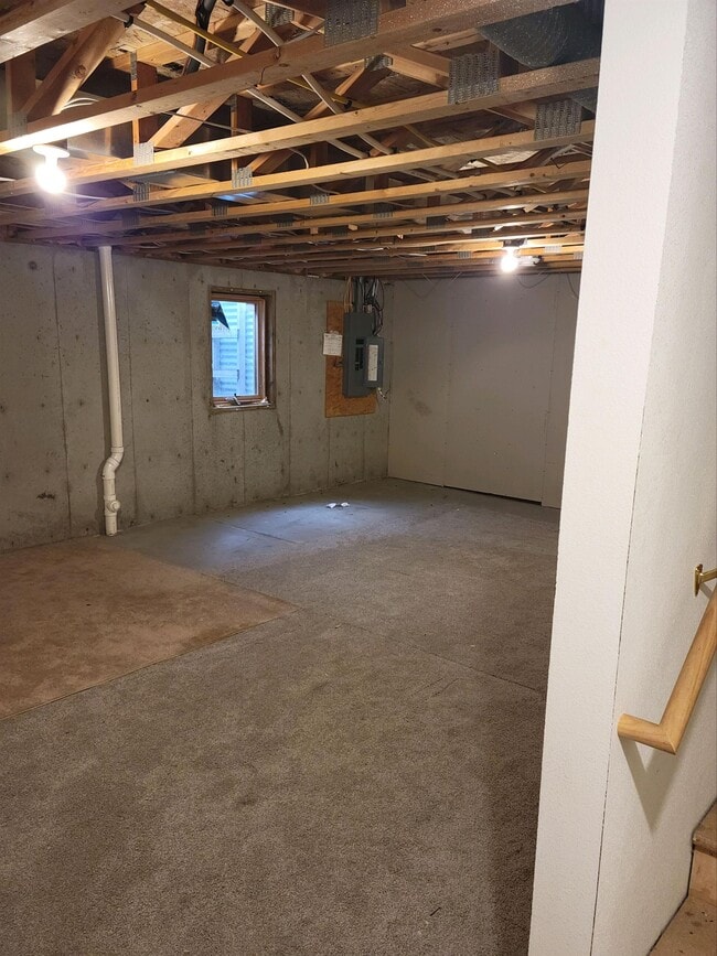 Building Photo - 4241 Estate Dr S