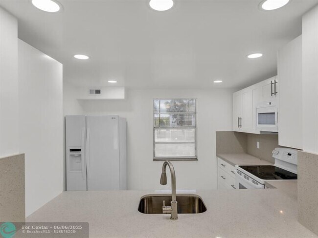 Building Photo - 121 SE 3rd Ave