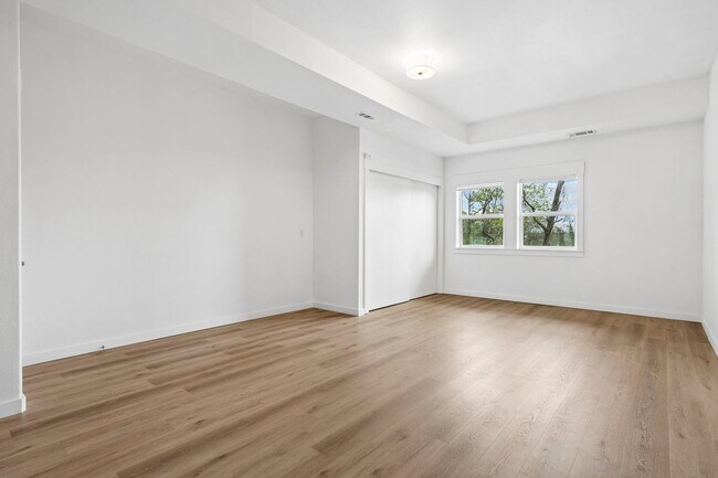 Building Photo - Spectacular SW Portland 2 bedroom Townhouse