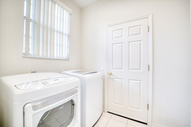 Building Photo - 2 Bedroom Plus Den/Office Home - Relaxing Pond View and Pet Friendly