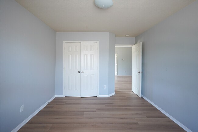 Building Photo - 2403 Blue Shadow Dr