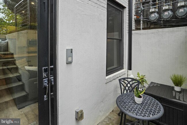 Building Photo - 725 Euclid St NW