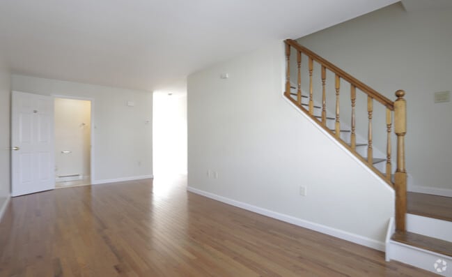 Building Photo - Oak Knoll