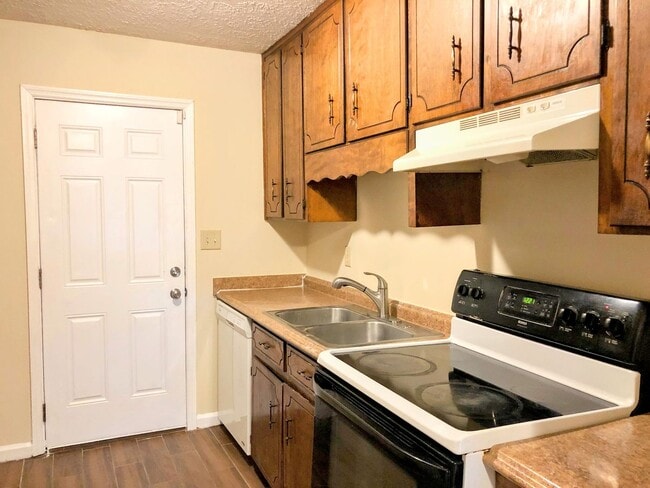 Building Photo - AVAILABLE NOVEMBER 2025 | 2BR 1BA Duplex