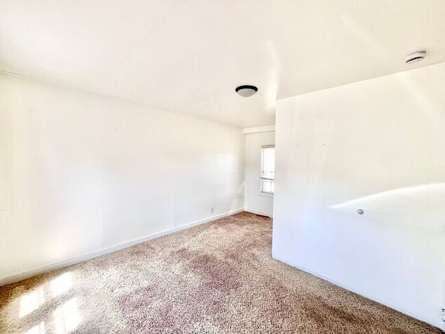 Building Photo - Very Large 1 Bed/1 BA in a Mountainside Re...