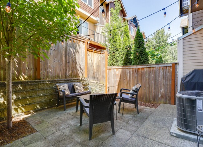 Building Photo - Immaculate 2-Bedroom Townhome in Tanasbourne with Smart Upgrades & High-End Finishes!