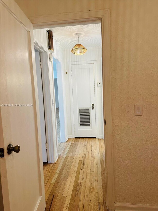 Building Photo - 3927 SW 64th Ave