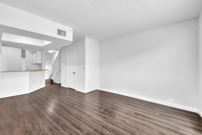 Building Photo - 725 SW 148th Ave