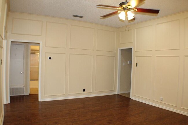 Building Photo - 7838 Williams Ave