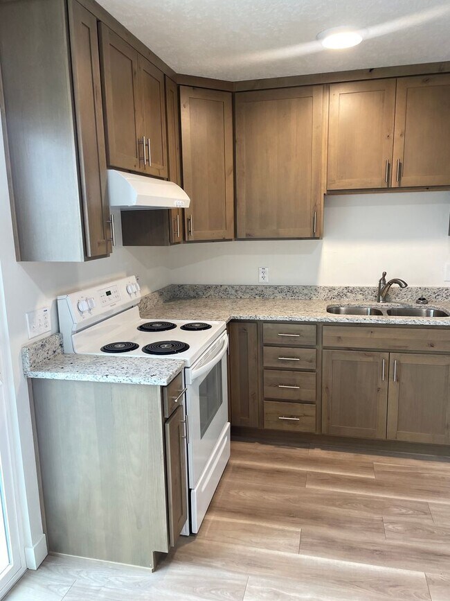 Building Photo - 3 bedroom, 1 bath unit. Newly Remodeled.