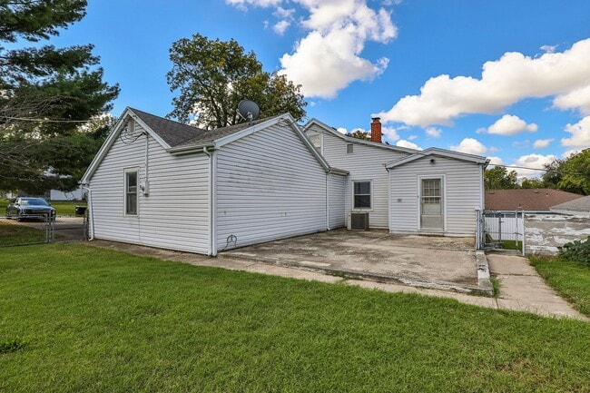 Building Photo - Adorable 4 bedroom | 2 bathroom | 2 car ga...
