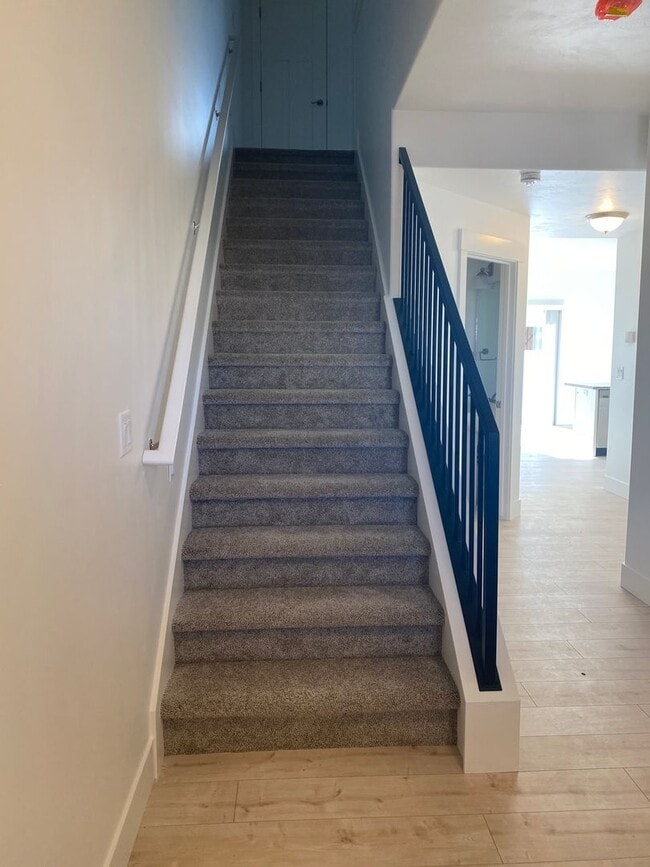 Building Photo - 3 bed 1 additional office space and 2.5 ba...