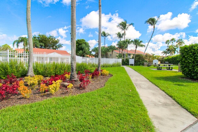 Building Photo - ** 2/2 FIRST FLOOR EMERALD LAKES BEAUTY RE...