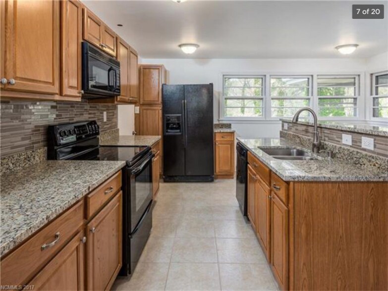 Building Photo - 32 S Oak Forest Dr