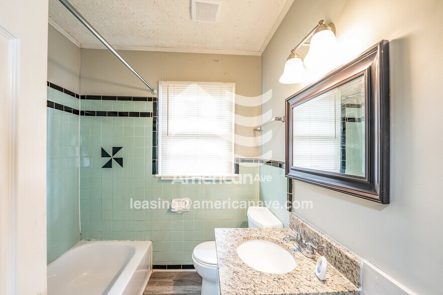 Building Photo - 1528 5th Ave W