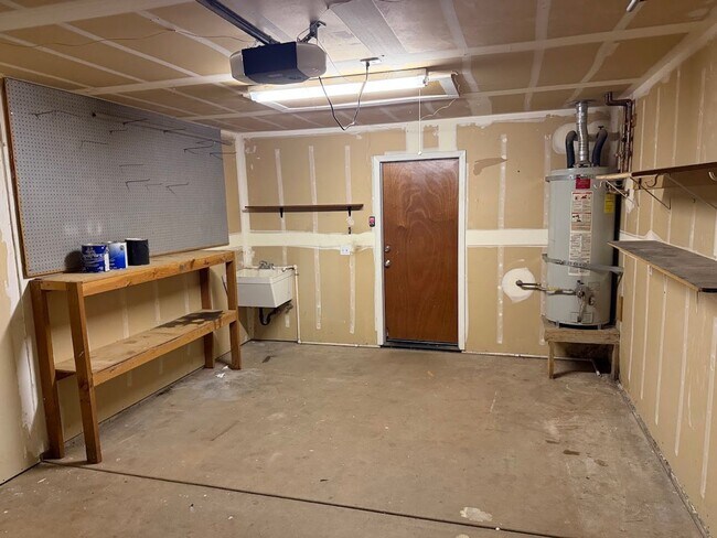 Building Photo - Huge Three Bedroom Townhouse with Garage and Backyard!