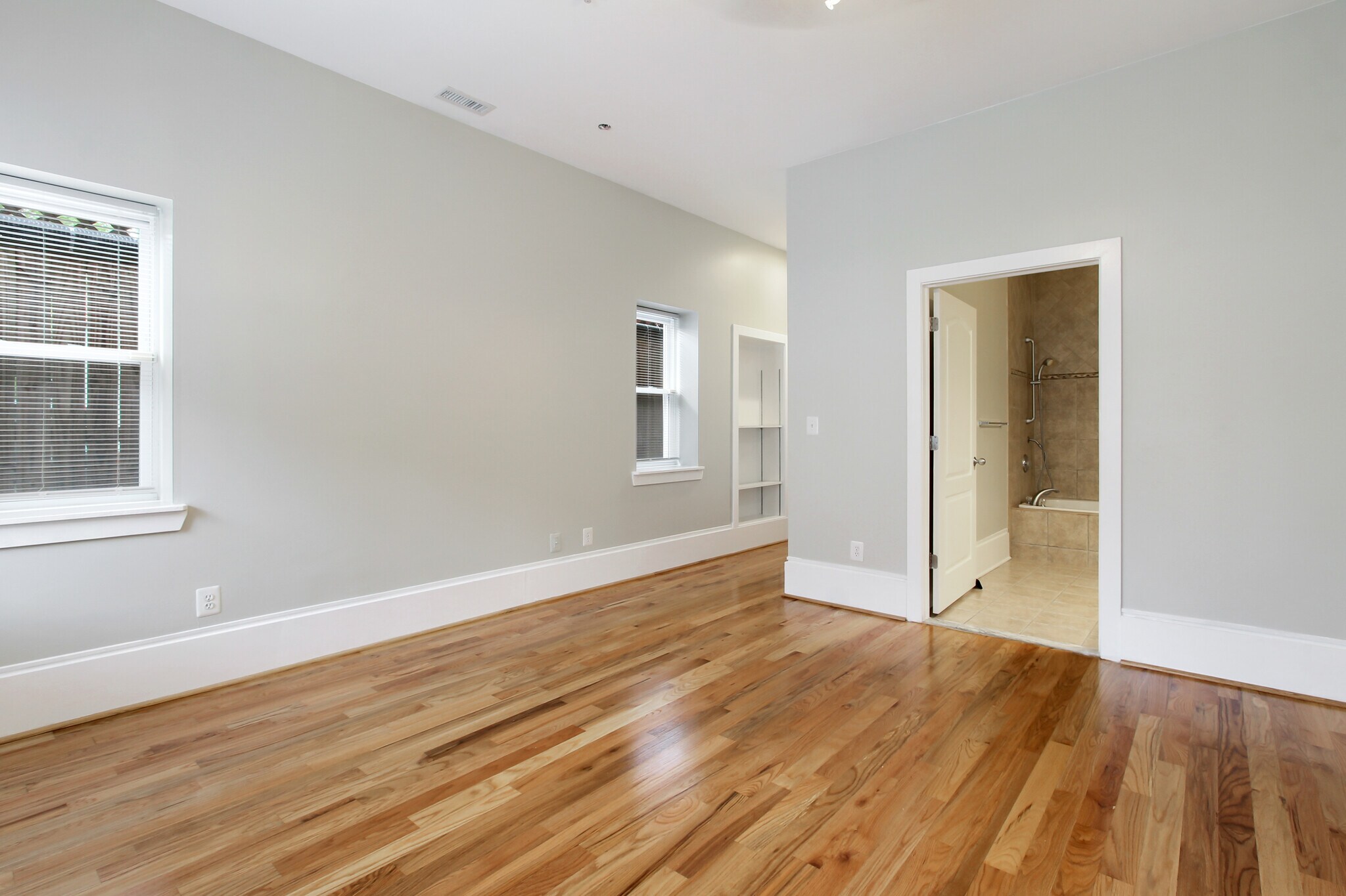 Building Photo - 836 Park Ave