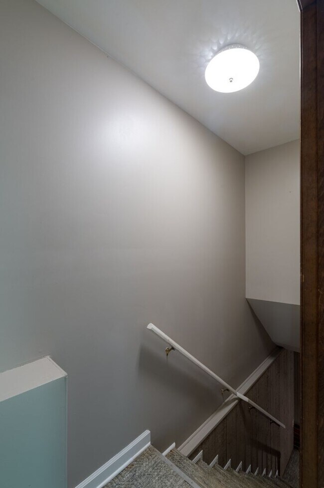 Building Photo - Single Family Home on almost an acre, 4 be...