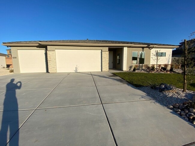 Building Photo - Beautiful 3 Bedroom Single Level Home in S...