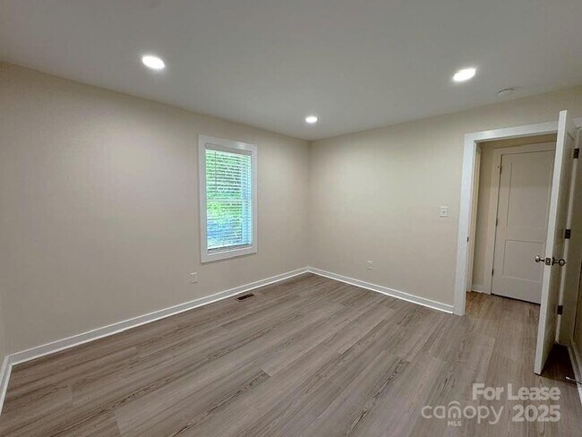 Building Photo - 19612 Oak St