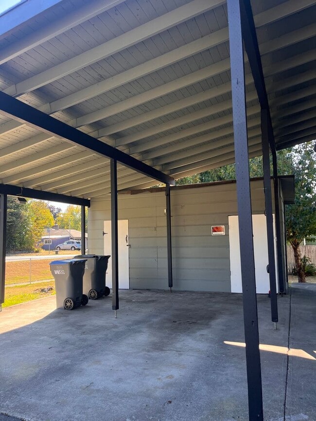 Building Photo - Bradley Short Term Rental