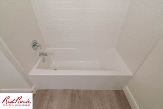 Building Photo - Spacious 3 Bedroom Unit in Desert Color With Pool & Lagoon Access