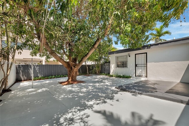 Building Photo - 2327 SW 22nd Terrace