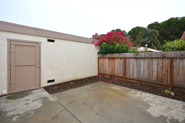 Building Photo - Make this Tanglewood Townhome your cozy home!