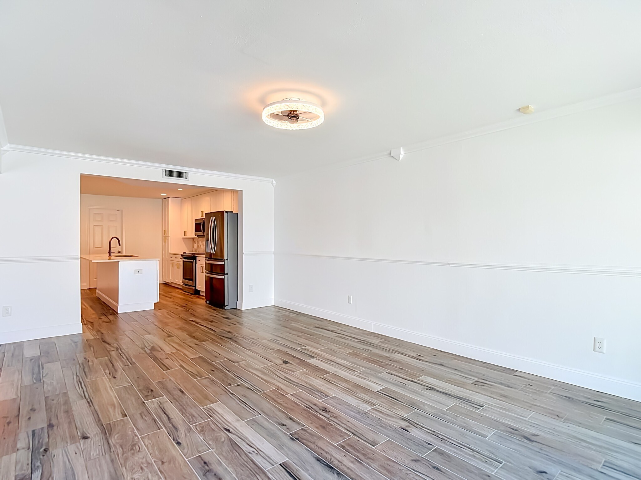 Building Photo - 8733 Bay Pointe Dr