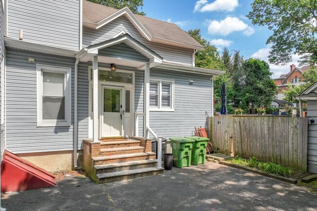 Building Photo - 139 W 4th Ave