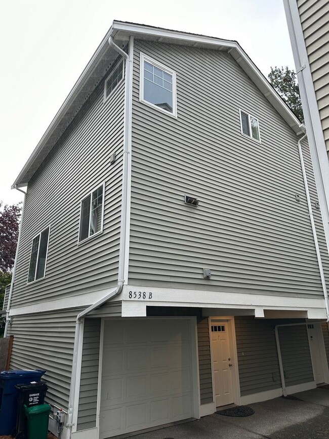 Primary Photo - 3 bed 2 bath Townhome Green Lake Neighborh...