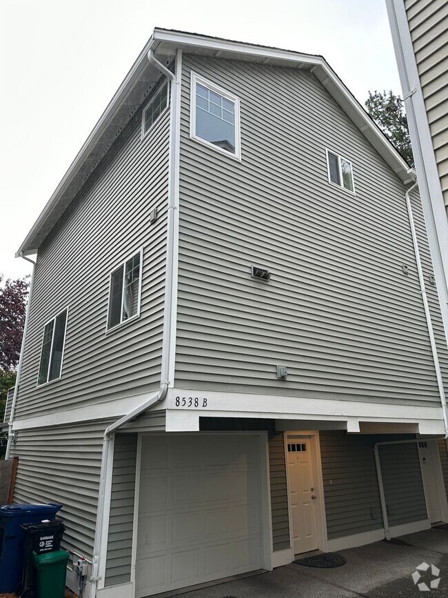 Building Photo - 3 bed 2 bath Townhome Green Lake Neighborh...