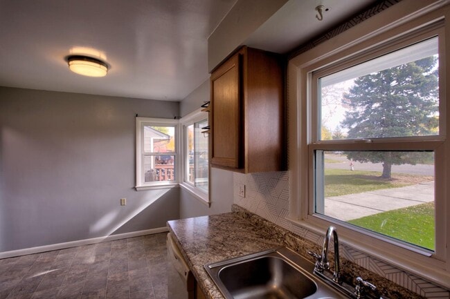 Building Photo - 33 Marshall Dr