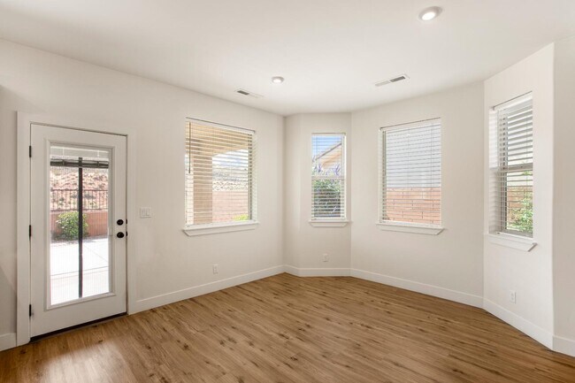 Building Photo - 646 N Sandy Talus Dr