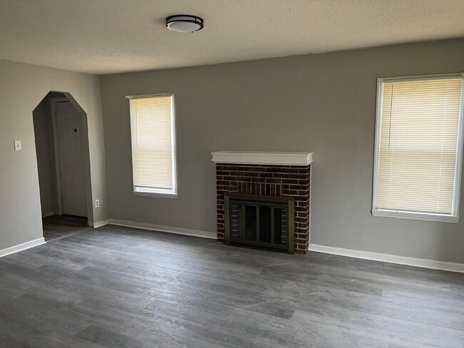 Building Photo - "Charming 3-Bedroom Home with Cozy Fireplace & Gleaming Hardwood Floors!" SECTION 8 PREFERRED!