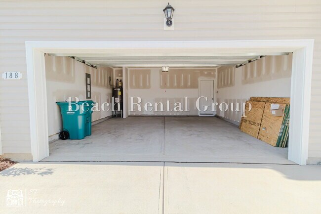 Building Photo - Modern Features, Classic Comfort!