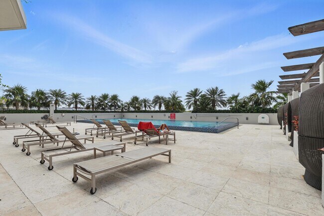 Building Photo - 1551 N Flagler Dr
