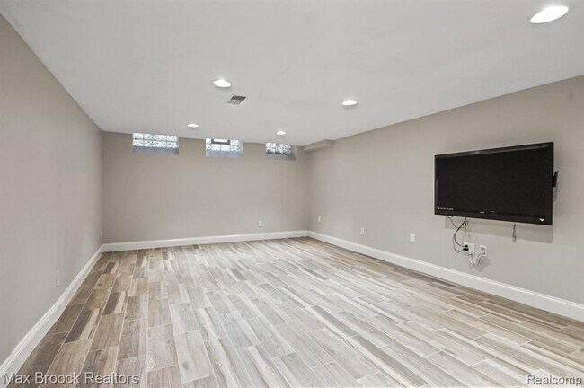 Building Photo - 2120 Buckingham Ave