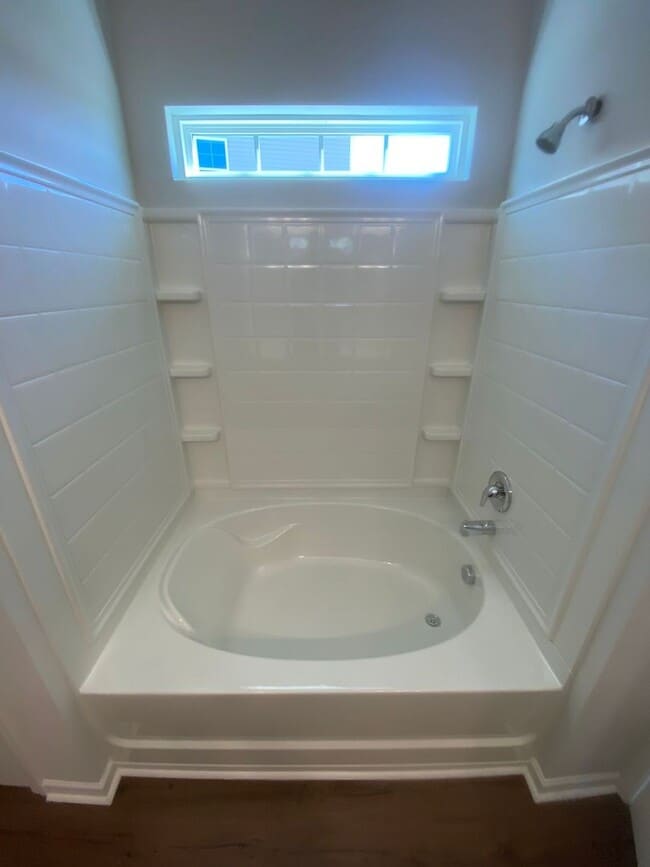 Building Photo - Spacious 4 Bedroom - great location