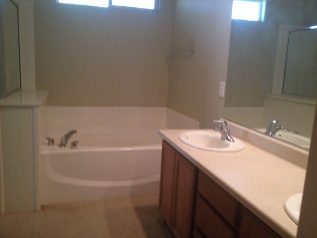 Building Photo - 3 Bed/2.5 bath. All Tile Downstairs. Open Great Room floor plan.