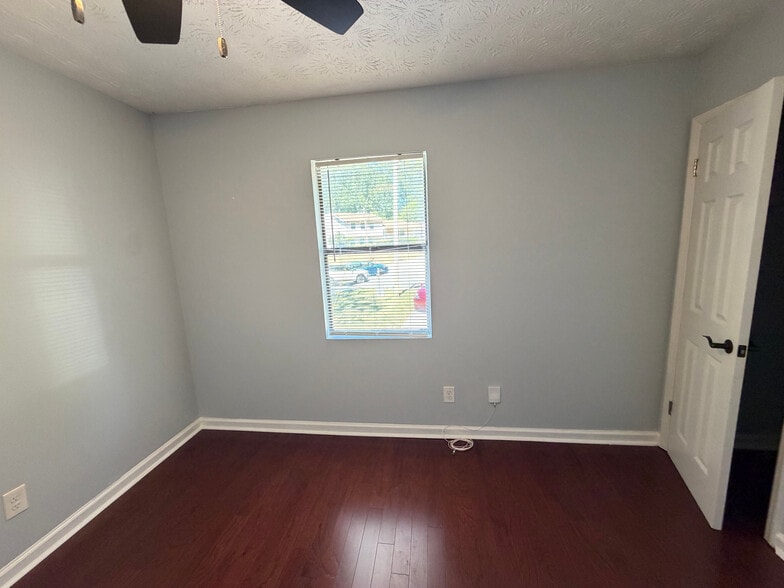 Building Photo - Room in House on Alicia Ct