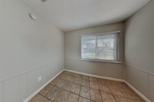 Building Photo - 25402 Elm Creek Dr