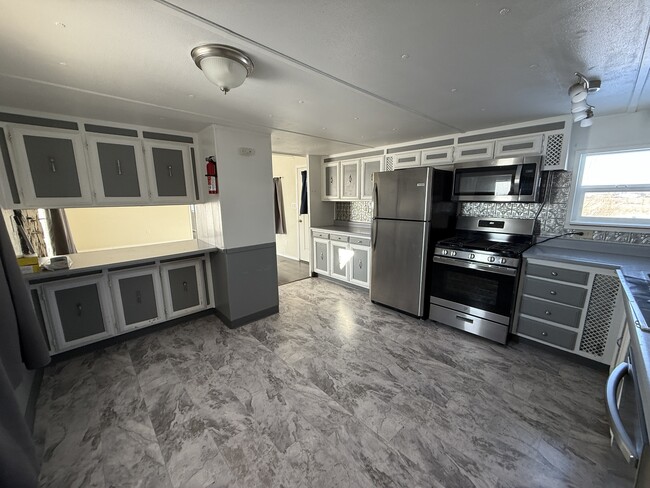 Building Photo - 3189 Eastview Rd